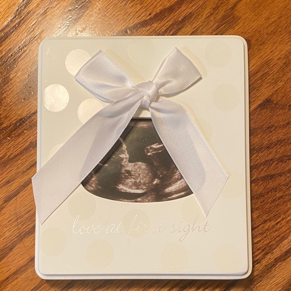 White Baby Ultrasound Frame with Bow
Has polka dots on frame!